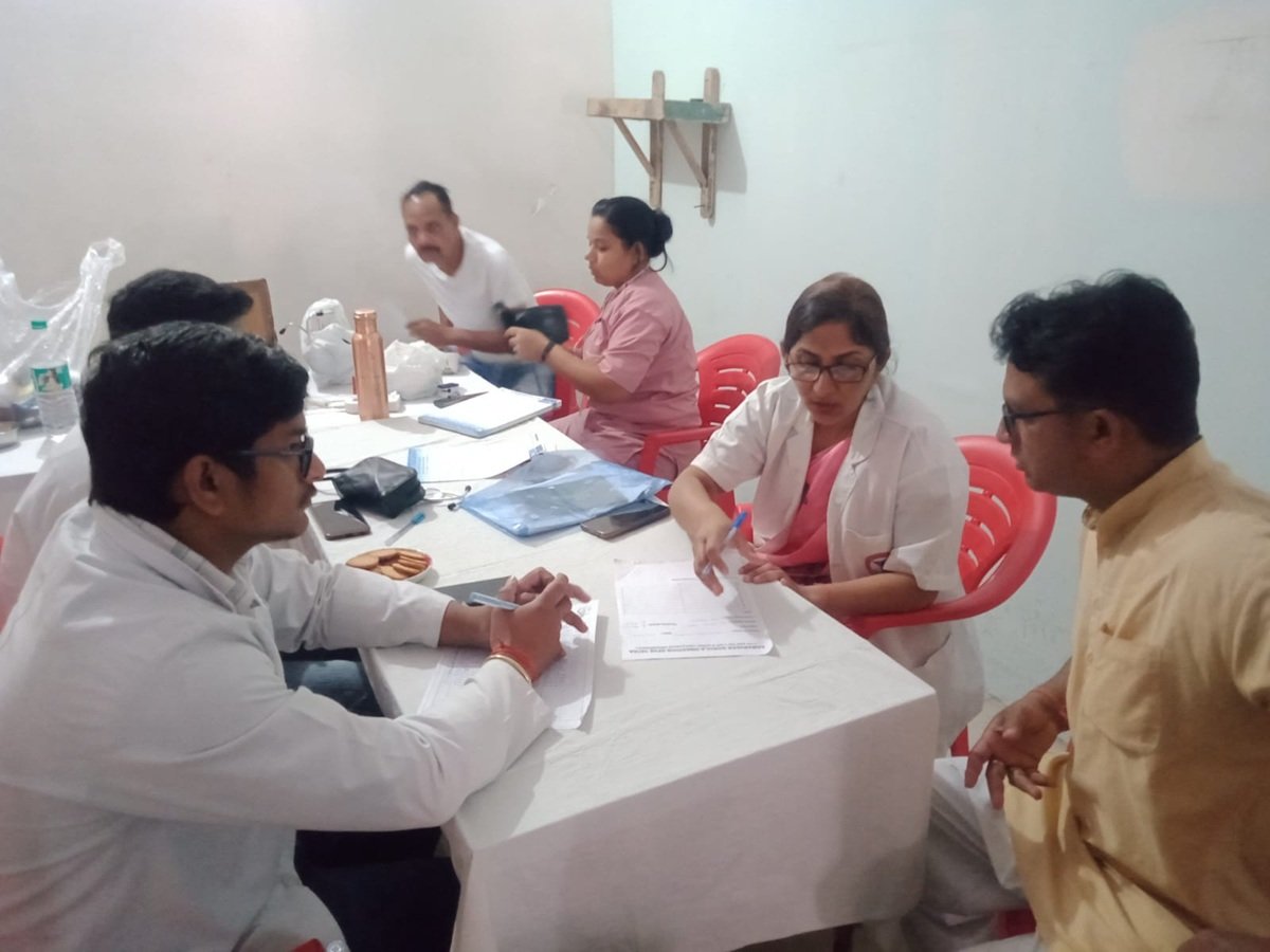 Dharuhera News: स्वास्थ्य जांच शिविर में RSS कार्यकर्ताओं ने करवाई जांच