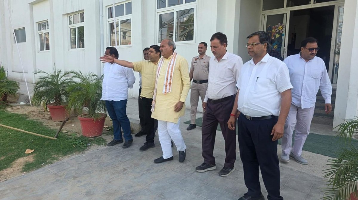 2 मई को होने को की रैली की तैयारी को लेकर रैली स्थल सैनी स्कूल रेवाड़ी का जायजा लिया|