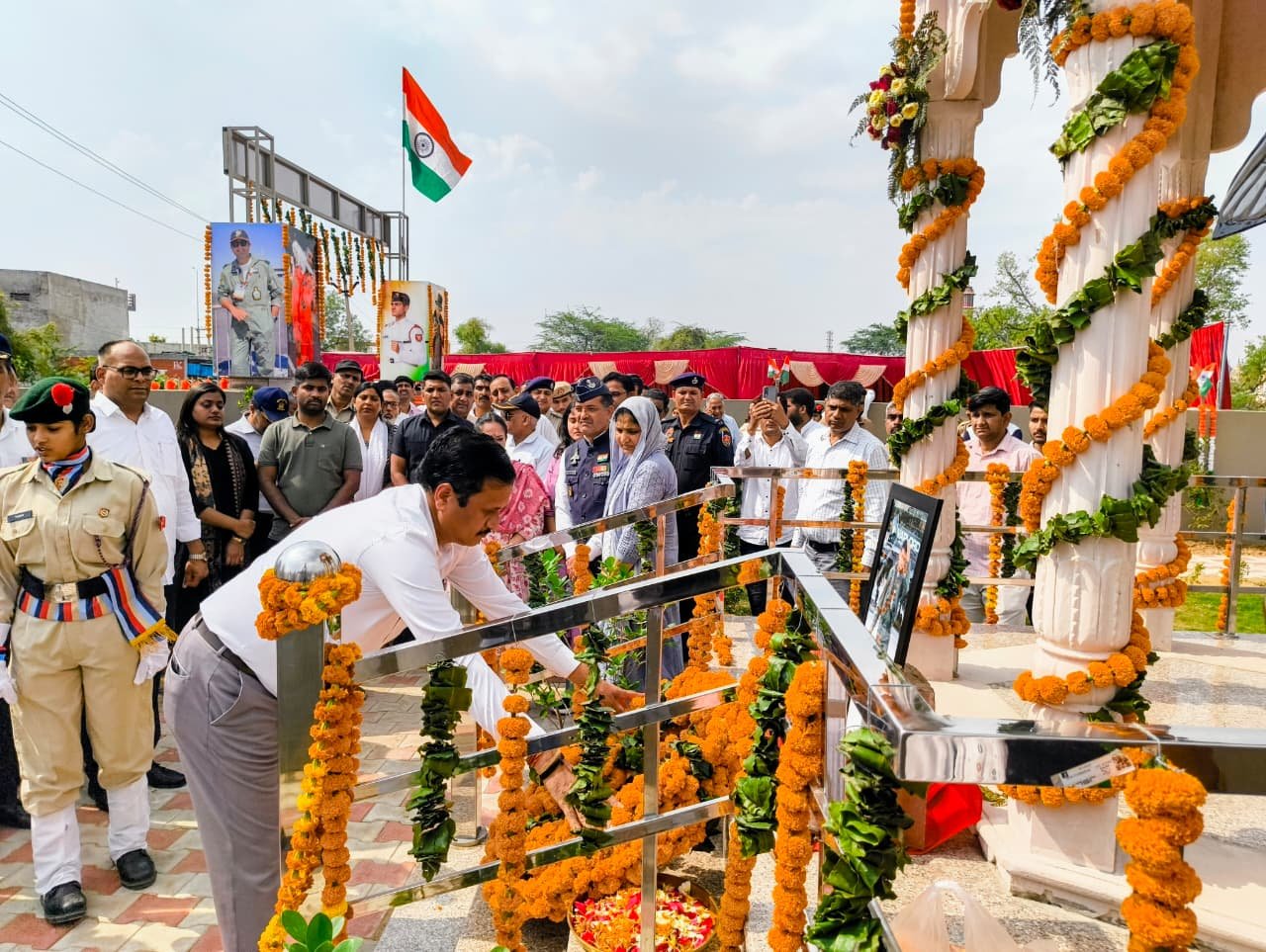 फ्लाइट लेफ्टिनेंट सिद्धार्थ यादव स्मृति वाटिका का किया लोकार्पण