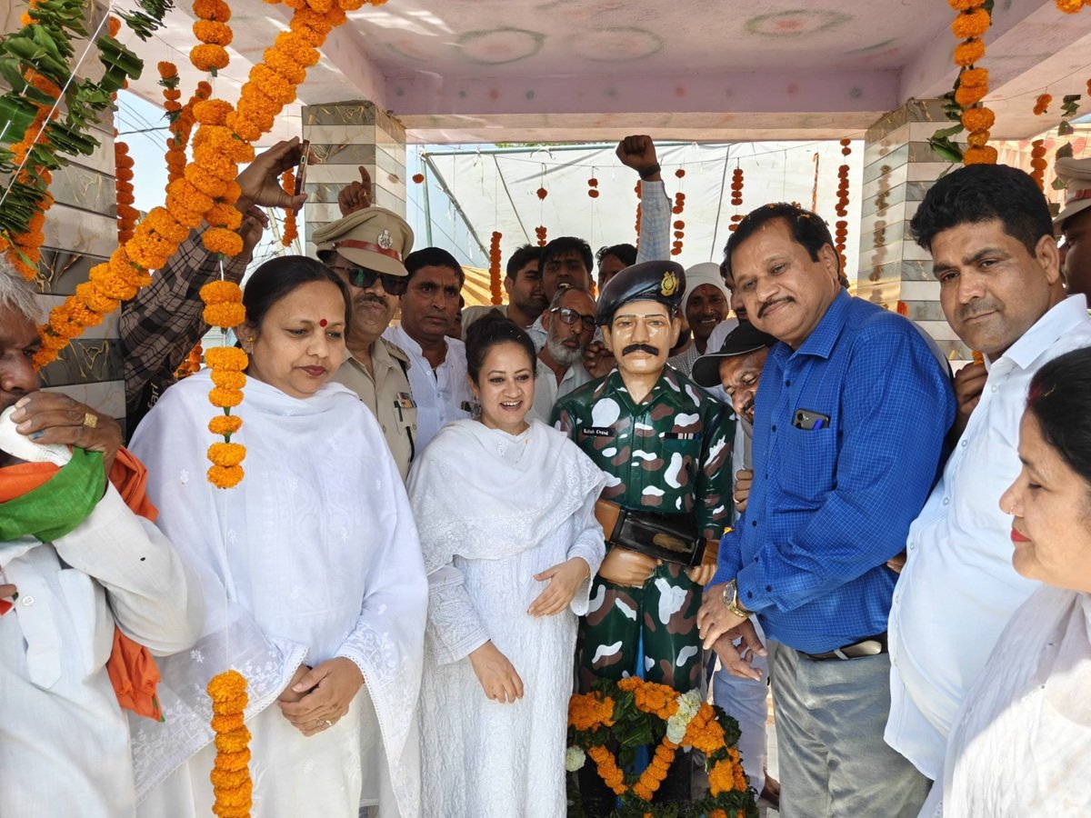 Rewari News: आयुष मंत्री आरती सिंह राव ने अमर शहीद कैलाश चंद की प्रतिमा का किया अनावरण