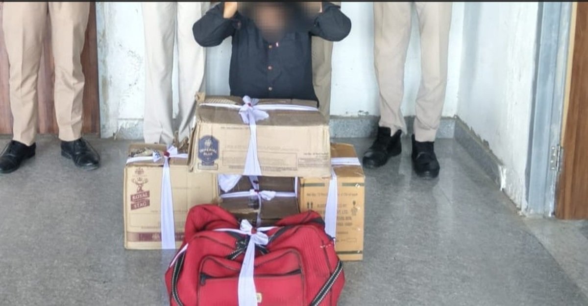 बाइक से ले जा रहा था 72 बोतल अवैध शराब, रेवाड़ी पुलिस ने दबोचा