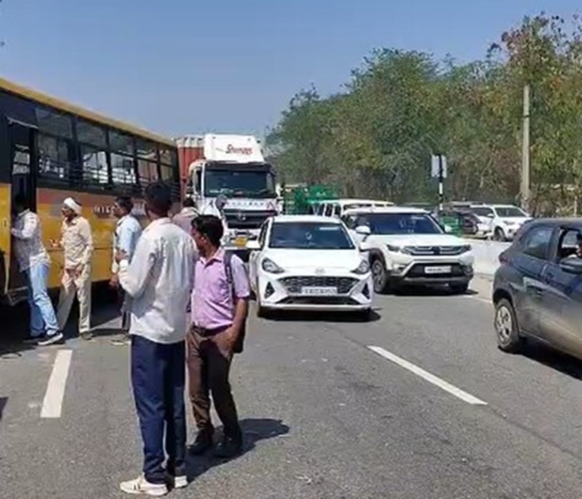 Big accident in Dharuhera: दिल्ली जयुपर हाईवे कैंटर से स्कूल बस टकराई