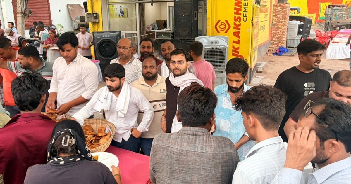 Dharuhera News: धारूहेड़ा: यहां के बास रोड प रगणपति प्लाजा कॉम्प्लेक्स दुकानदारों की ओर भंडारा व पानी की छबील लगाई