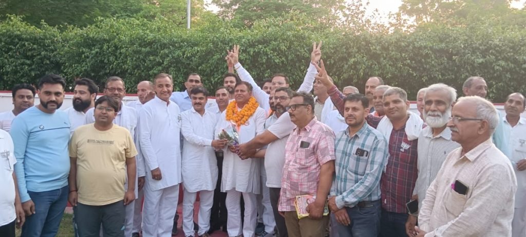 लोगों के दिल में बसे हैं। हर उम्मीद पर खरे उतरे हैं। जनता का आशीर्वाद उनके साथ रहेगा।