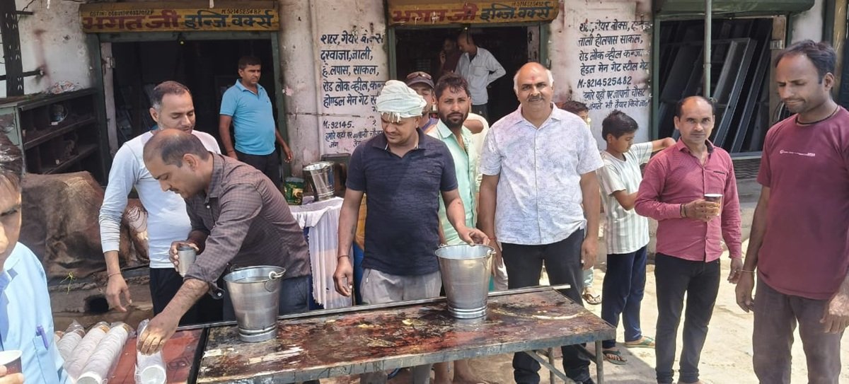 Rewari News: महेश्वरी में छबील लगाकर पिलाया गया नींबू पानी