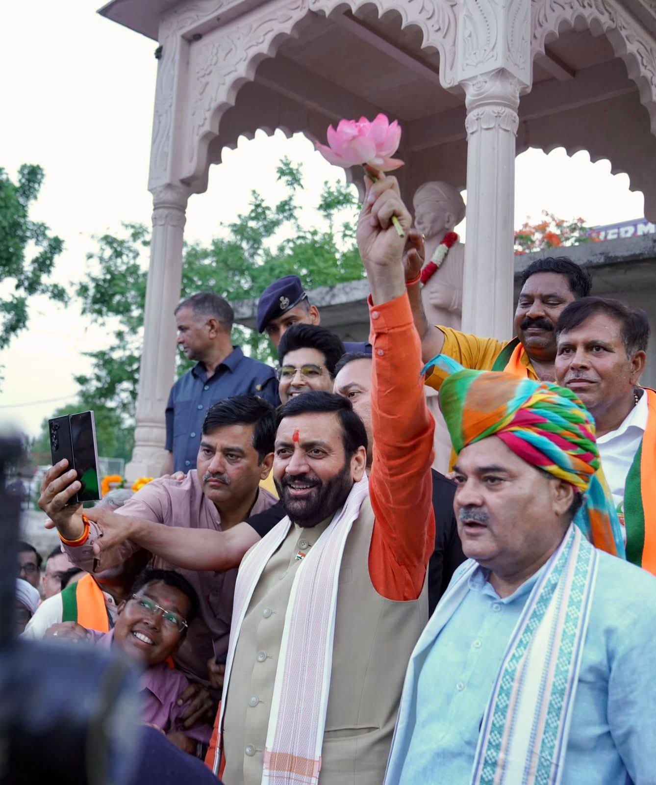 सीएम हरियाणा के नायब सैनी के नेतृत्व में शनिवार रात को निकाले गए रोड शो में काफी भीड उमडी।