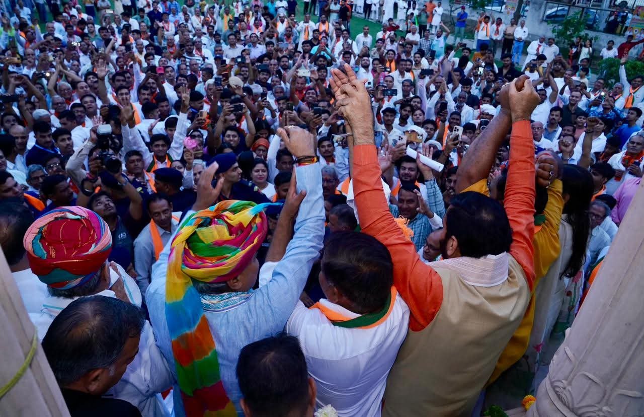 सीएम हरियाणा के नायब सैनी के नेतृत्व में शनिवार रात को निकाले गए रोड शो में काफी भीड उमडी।