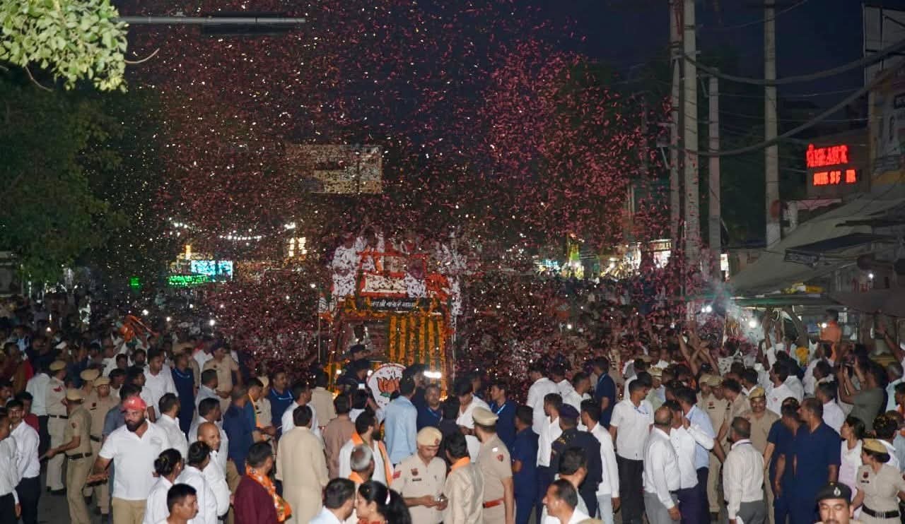 सीएम हरियाणा के नायब सैनी के नेतृत्व में शनिवार रात को निकाले गए रोड शो में काफी भीड उमडी।