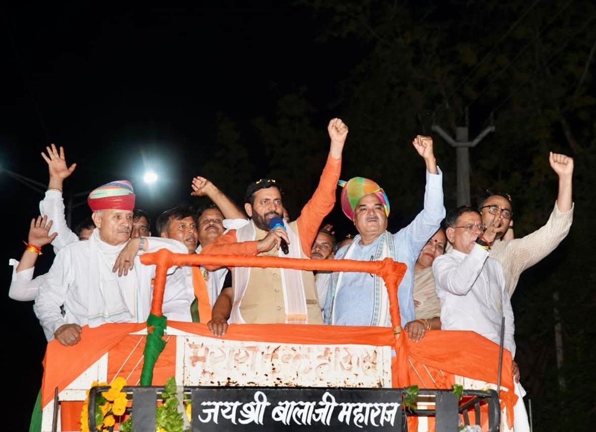 सीएम हरियाणा के नायब सैनी के नेतृत्व में शनिवार रात को निकाले गए रोड शो में काफी भीड उमडी।