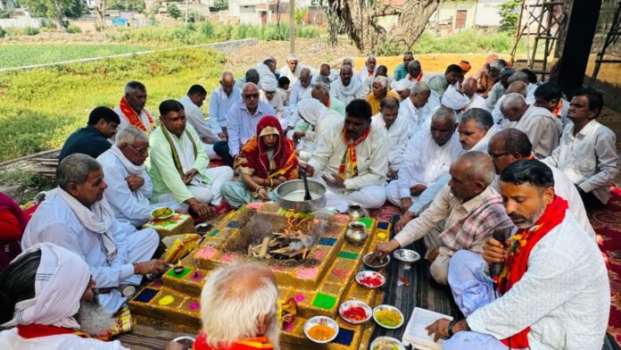 धारूहेड़ा: शनि महाराज मूर्ति स्थापना पर नंदरामपुर बास में हवन करते हुए