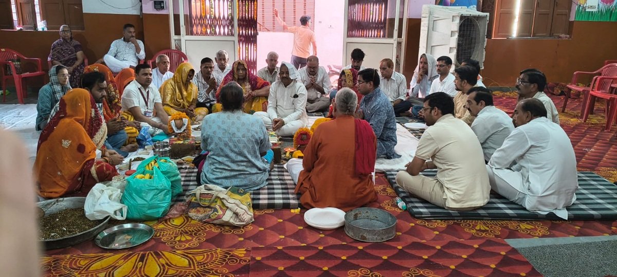 धारूहेड़ा में सुबह हवन करने के बाद दोपहर झांकी निकाली गई।