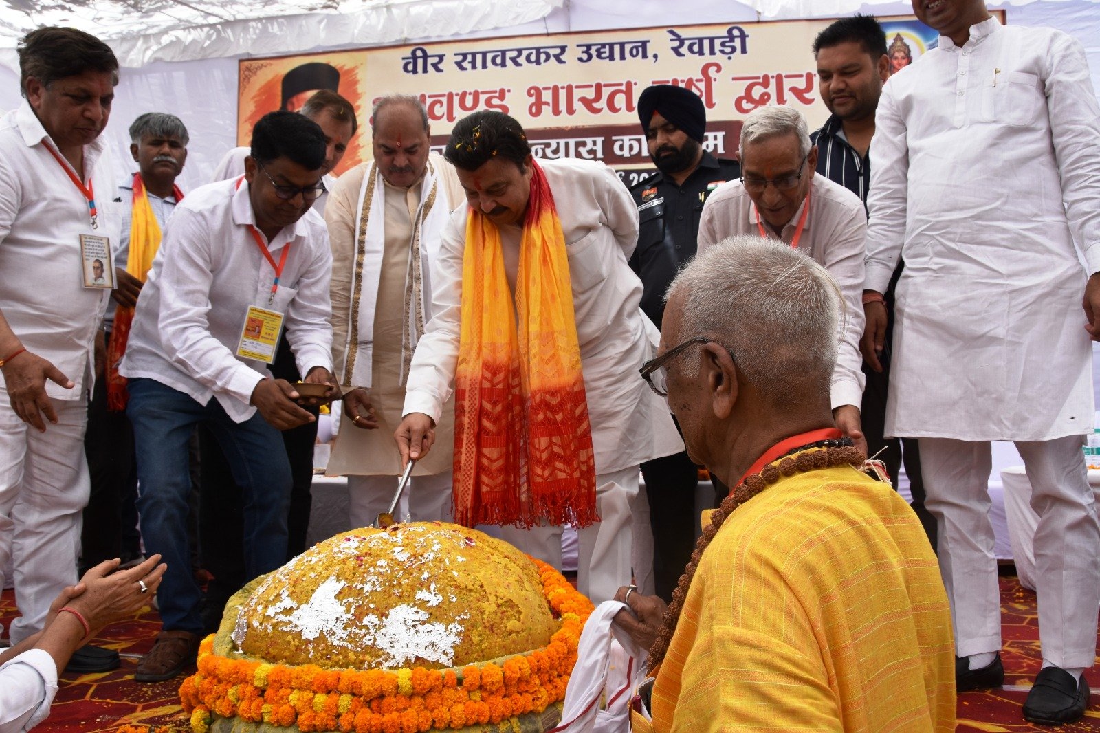 रेवाड़ी: वीर सावरकर उद्यान और अखंड भारतवर्ष गेट का उद्धाटन करते हुए मंत्री राव नरबीर सिंह, विधायक लक्ष्मण यादव व विकास समिति के लोग