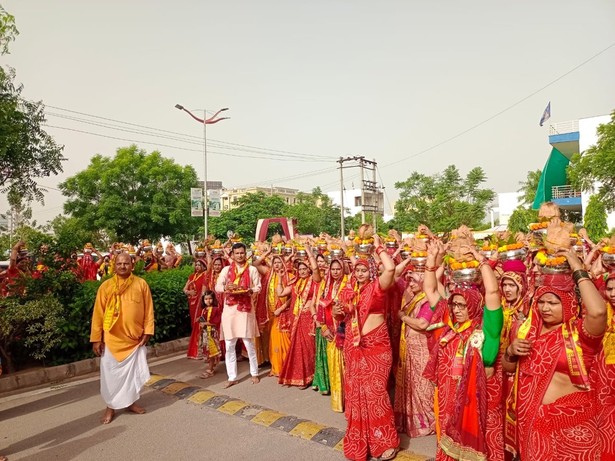श्रीमद भागवत कथा के शुभारंभ निकाली कलश यात्रा