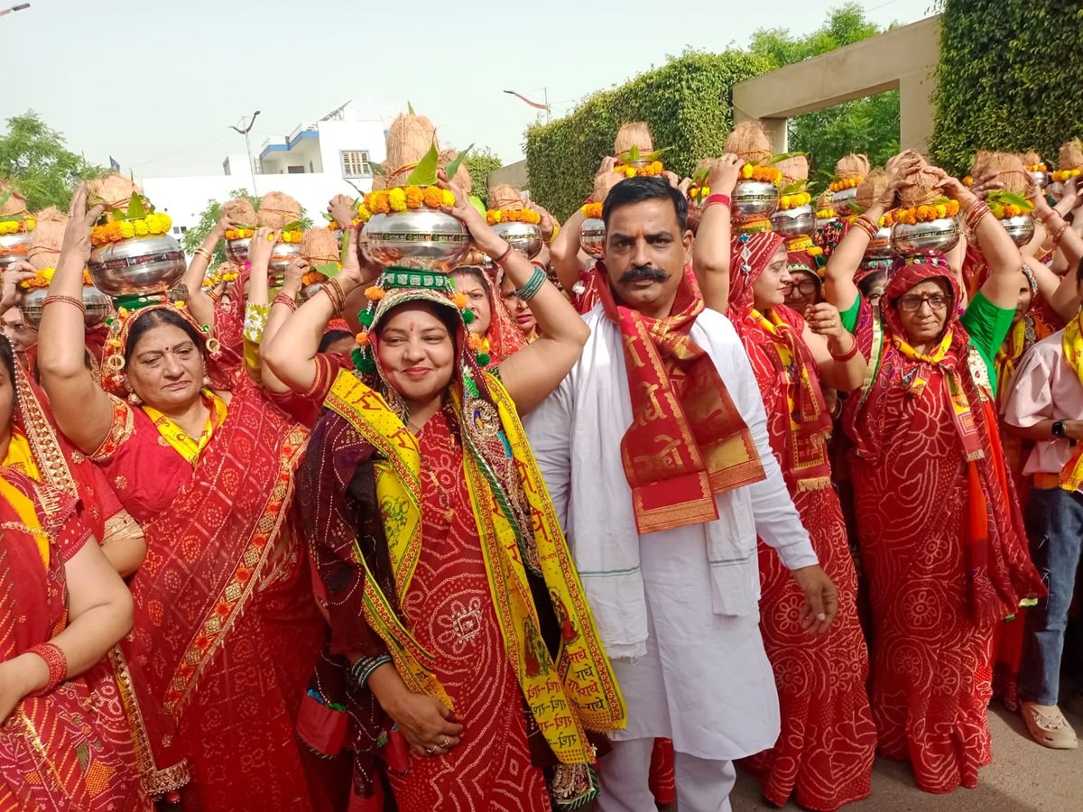 श्रीमद भागवत कथा के शुभारंभ निकाली कलश यात्रा