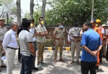GLS Fire: NDRF की टीमो ने संभाला मोर्चा, एसपी और डीसी ने लिया स्थिति का जायजा GLS Fire: NDRF की टीमो ने संभाला मोर्चा, एसपी और डीसी ने लिया स्थिति का जायजा