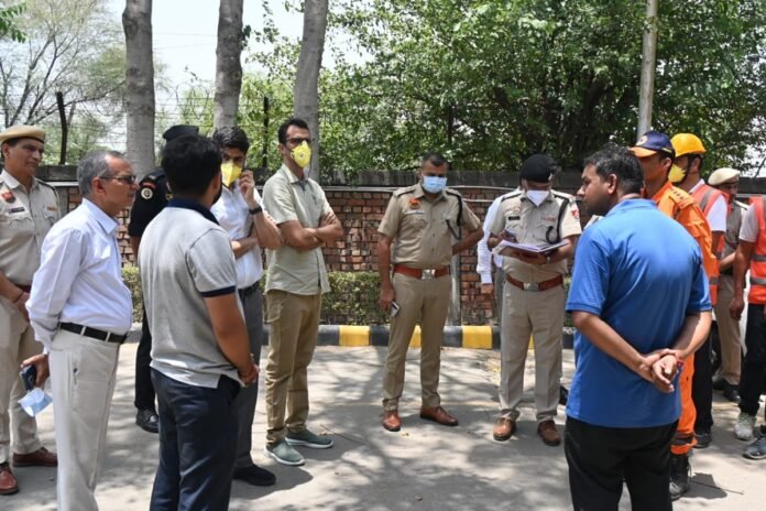 GLS Fire: NDRF की टीमो ने संभाला मोर्चा, एसपी और डीसी ने लिया स्थिति का जायजा