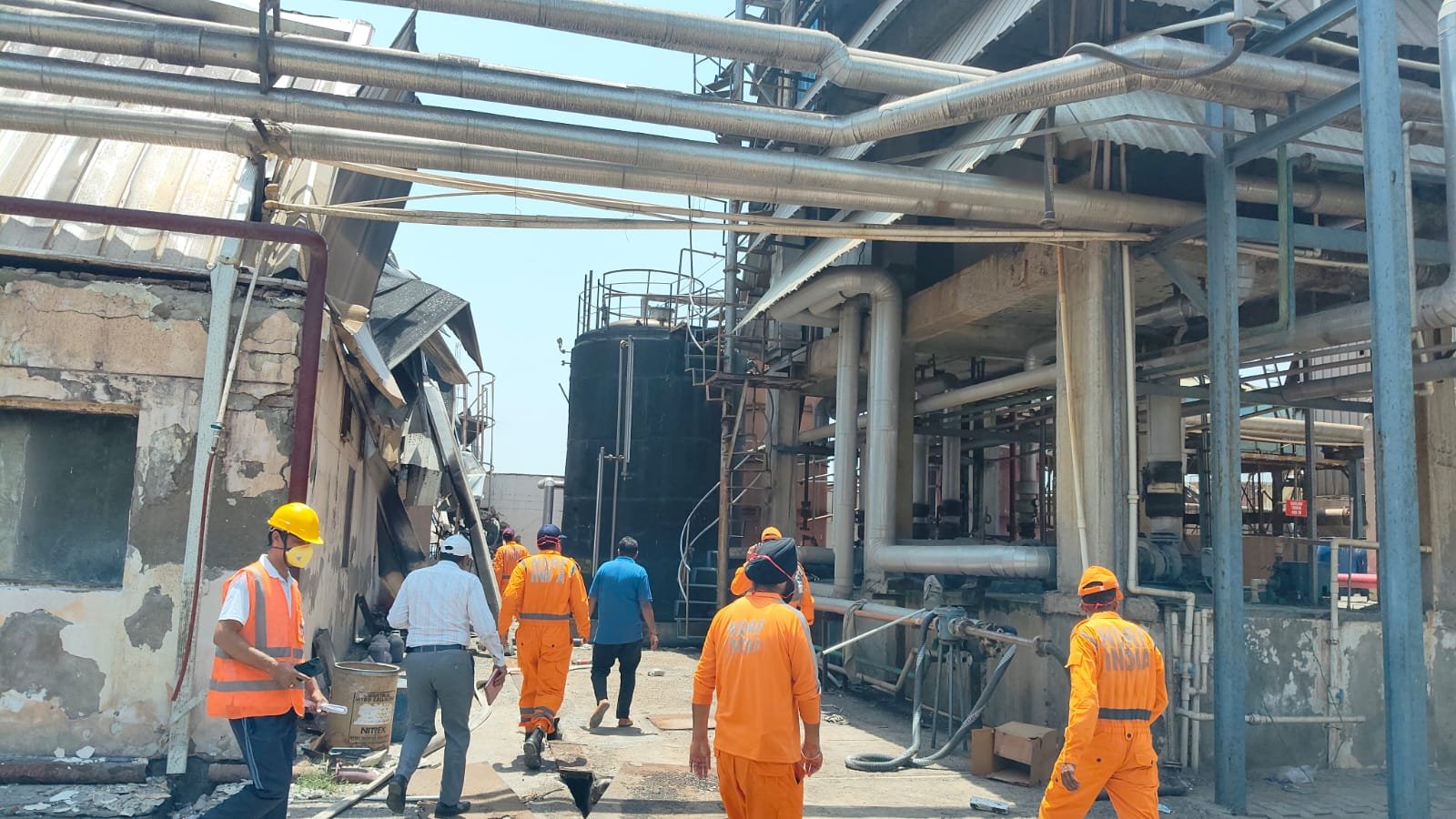 GLS Fire: NDRF की टीमो ने संभाला मोर्चा, एसपी और डीसी ने लिया स्थिति का जायजा
