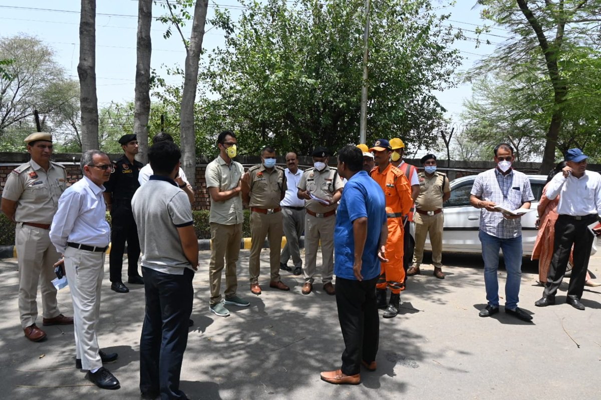 GLS Fire: NDRF की टीमो ने संभाला मोर्चा, एसपी और डीसी ने लिया स्थिति का जायजा