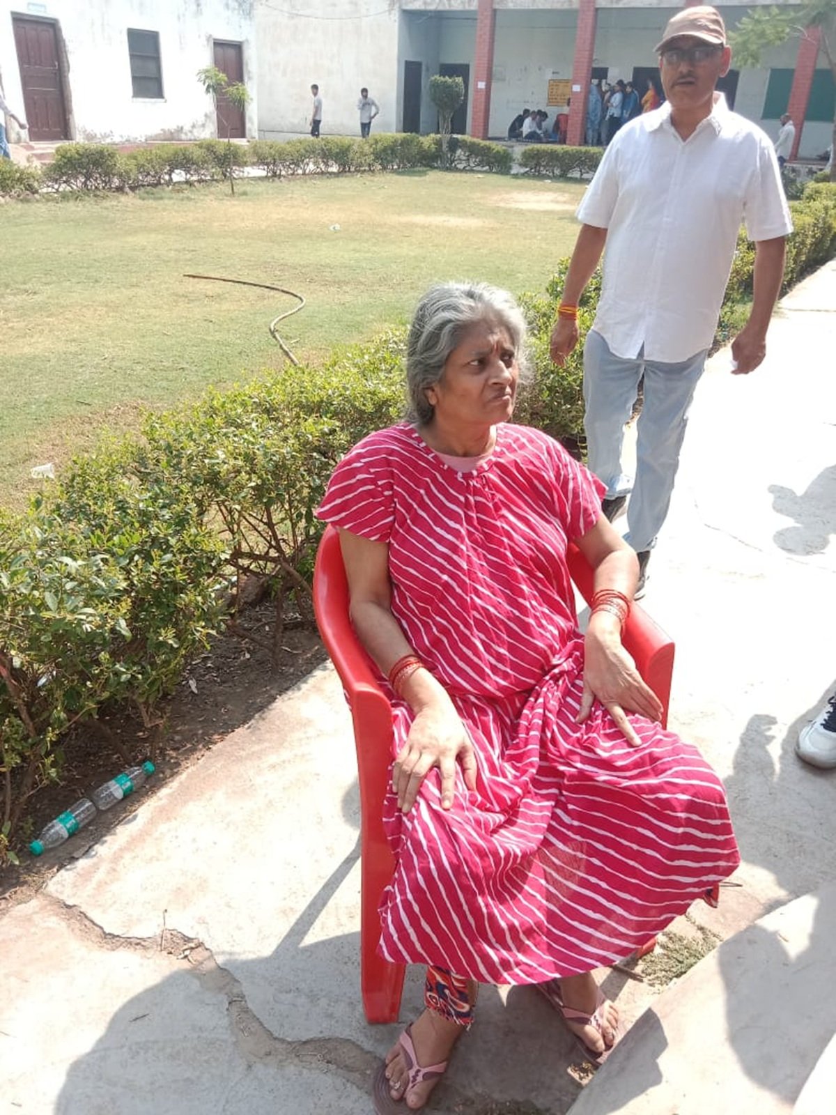 Election Dharuhera: दिव्यांगों के लिए कोई सुविधा नहीं, धूप में बैठाए एजेंट