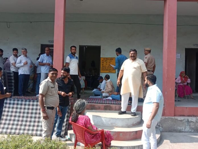 Election Dharuhera: दिव्यांगों के लिए कोई सुविधा नहीं, धूप में बैठाए एजेंट