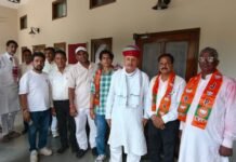 Political News: चुनाव जीतते ही 10 निर्दलीय पार्षदों ने ली रामपुरा हाउस की शरण