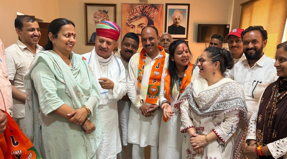 Political News: चुनाव जीतते ही 10 निर्दलीय पार्षदों ने ली रामपुरा हाउस की शरण