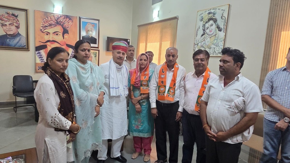 Political News: चुनाव जीतते ही 10 निर्दलीय पार्षदों ने ली रामपुरा हाउस की शरण