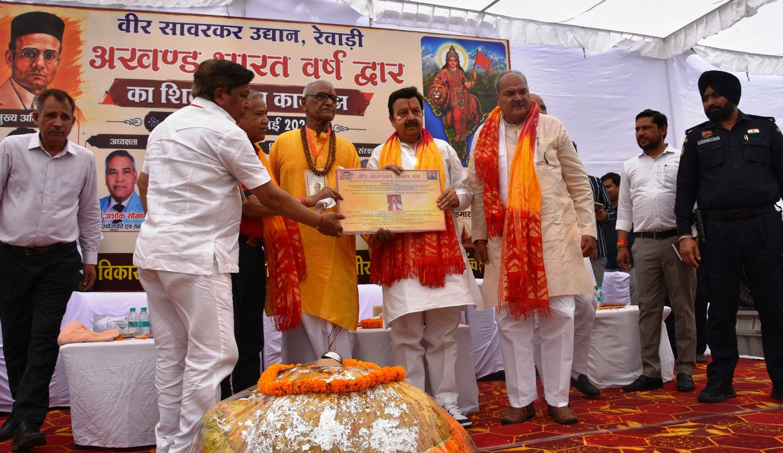 रेवाड़ी: वीर सावरकर उद्यान विकास समिति की ओर से मंत्री राव नरबीर सिंह को सम्मनित करते हुए