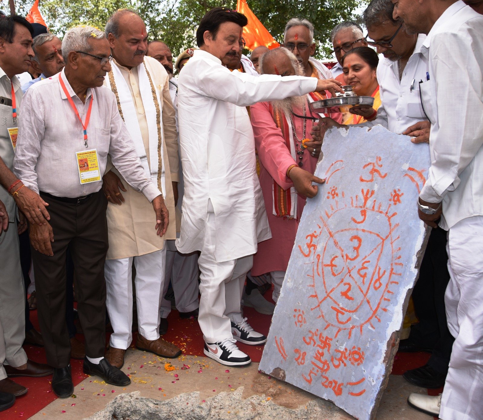 रेवाड़ी: वीर सावरकर उद्यान और अखंड भारतवर्ष गेट का उद्धाटन करते हुए मंत्री राव नरबीर सिंह, विधायक लक्ष्मण यादव व विकास समिति के लोग