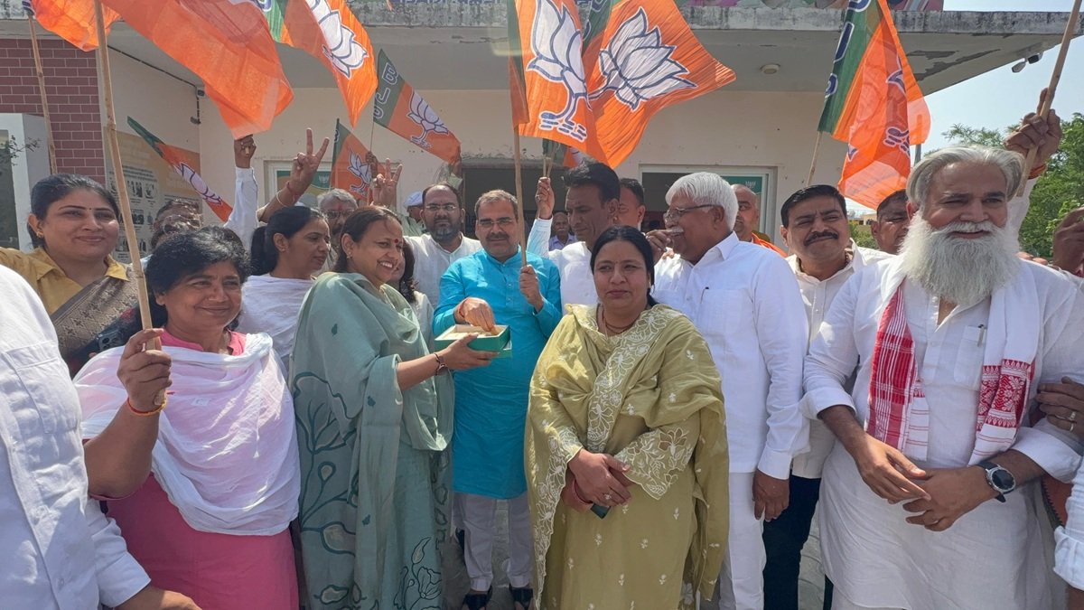 BJP Blooms in Bengal: रेवाड़ी, बावल व धारूहेड़ा में जश्न