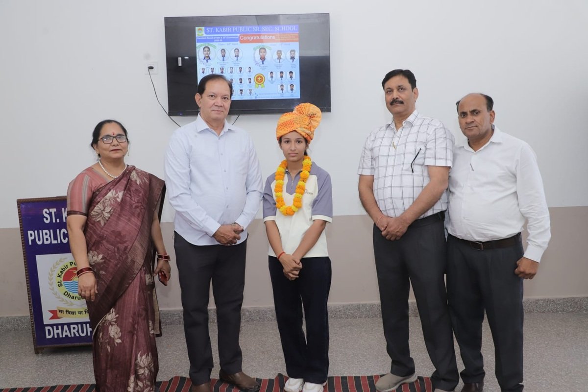 धारूहेडा: संत कबीर पब्लिक सीनियर में सम्मान समारोह आयोजित