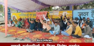 Strike in Dharuhera: तानाशाही नहीं चलेगी, धारूहेड़ा में गूजें नारे धारूहेड़ा: मांगो को लेकर विरोध प्रदर्शन करते सफाई कर्मचारी