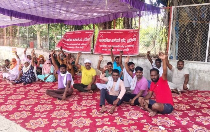 Dharuhera News: मांगो को लेकर सफाई कर्मचारियों का दूसरे दिन धरना जारी