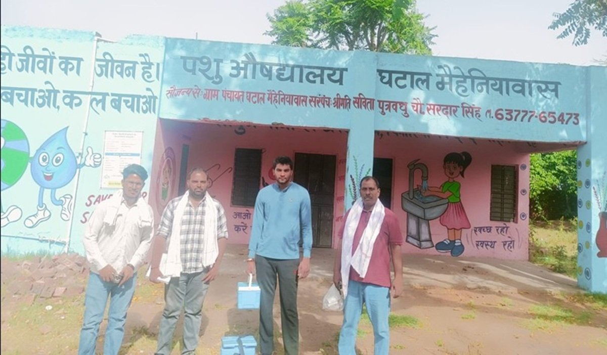 धारूहेड़ा: गांव गुजर्र घटाल में पशुपालन एवं डेयरी विभाग की ओर से पशुओं को विभिन्न बीमारियों से बचाने के लिए टीकाकरण अभियान चलाया गया