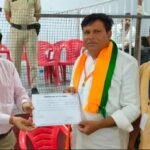 Election News: धारूहेड़ा चेयरमैन अजय जांगडा की भारी मतों से जीत, जानिए किसको मिले कितने वोट धारूहेडा: चेयरमैन को जीत दर्ज होने पर सर्टिफिकेट देते हुए एसडीएम सुरेश कुमार