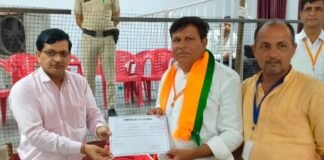 Election News: धारूहेड़ा चेयरमैन अजय जांगडा की भारी मतों से जीत, जानिए किसको मिले कितने वोट धारूहेडा: चेयरमैन को जीत दर्ज होने पर सर्टिफिकेट देते हुए एसडीएम सुरेश कुमार