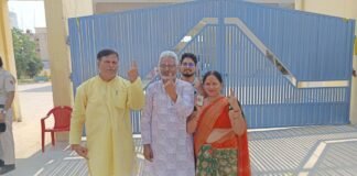 Dharuhera Election : चेयरमैन प्रत्याशियों ने किया मतदान, जानिए हार जीत को लेकर क्या कहा धारूहेड़ा: सेक्टर छह में मतदान करके आते भाजपा प्रत्याशी अजय जांगडा, मनोनित पार्षद राजकुमार सैनी