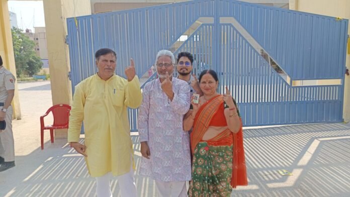 धारूहेड़ा: सेक्टर छह में मतदान करके आते भाजपा प्रत्याशी अजय जांगडा, मनोनित पार्षद राजकुमार सैनी