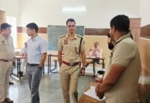 चुनावों में सुरक्षा व्यवस्था को लेकर डीसी व एसपी रेवाडी ने मतदान केंद्रों का औचक निरीक्षण किया