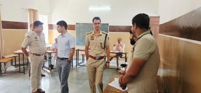 चुनावों में सुरक्षा व्यवस्था को लेकर डीसी व एसपी रेवाडी ने मतदान केंद्रों का औचक निरीक्षण किया
