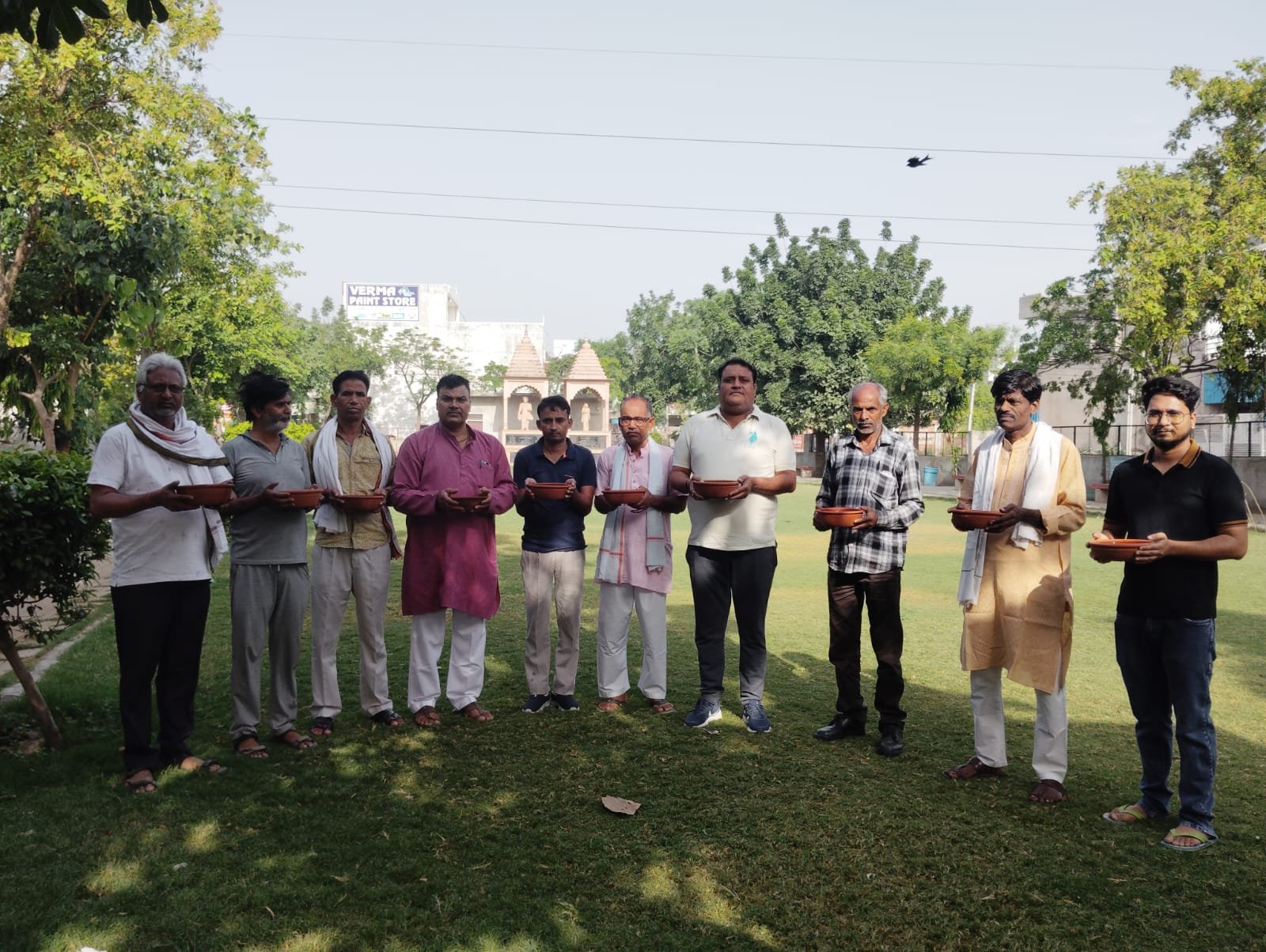 धारूहेड़ा: जनहित कल्याण सेवा समिति की ओर पक्षियों के लिए दाने पानी की व्यवस्था करते हुए