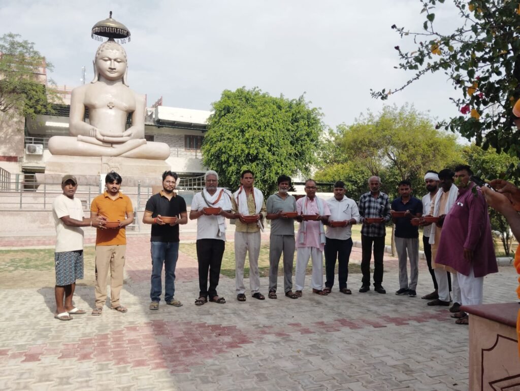 Dharuhera News: भीषण गर्मी में पशु पक्षियों के लिए की दाने पानी की व्यवस्था 21 धारूहेड़ा: जनहित कल्याण सेवा समिति की ओर पक्षियों के लिए दाने पानी की व्यवस्था करते हुए