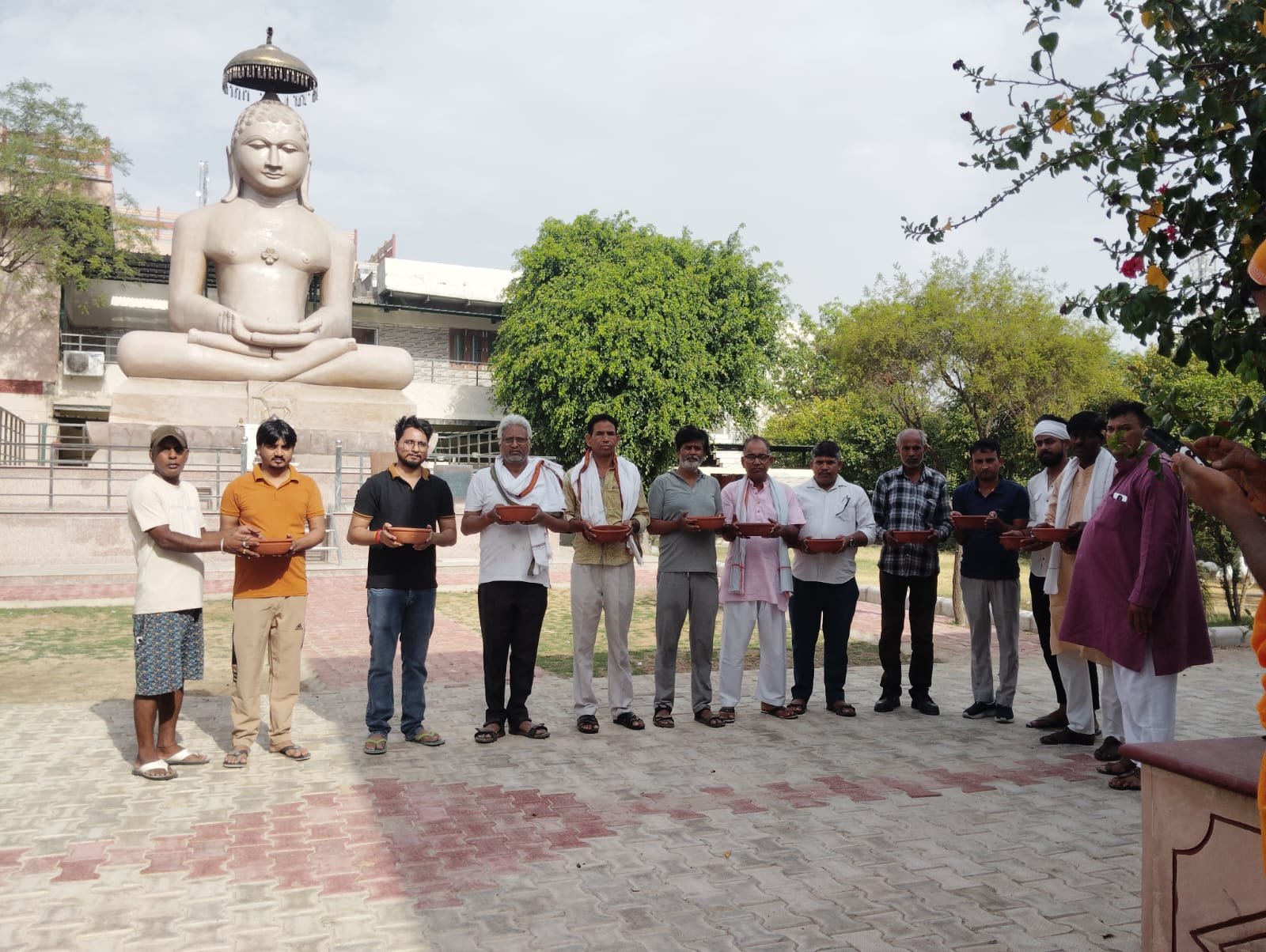 धारूहेड़ा: जनहित कल्याण सेवा समिति की ओर पक्षियों के लिए दाने पानी की व्यवस्था करते हुए