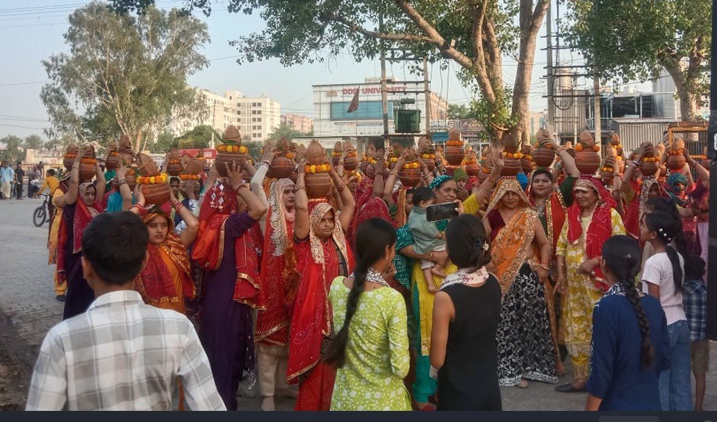 श्री शनि धाम कमेटी महेश्वरी, समस्त ग्रामवासी व कॉलोनी निवासियों की ओर से 15 मई शुक्रवार को शाम 5 बजे भव्य कलश यात्रा निकाली गई