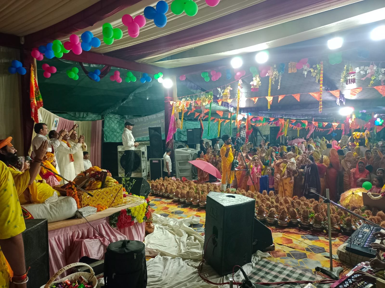 कथा के दौरान भगवान श्रीकृष्ण और रुक्मिणी विवाह प्रसंग का भावपूर्ण वर्णन किया गया, जिसे सुनकर श्रद्धालु भक्ति रस में सराबोर हो गए।