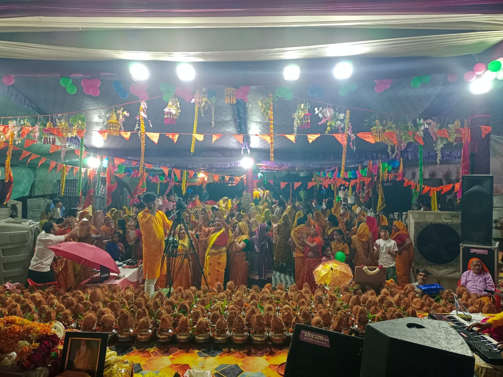 कथा के दौरान भगवान श्रीकृष्ण और रुक्मिणी विवाह प्रसंग का भावपूर्ण वर्णन किया गया, जिसे सुनकर श्रद्धालु भक्ति रस में सराबोर हो गए।