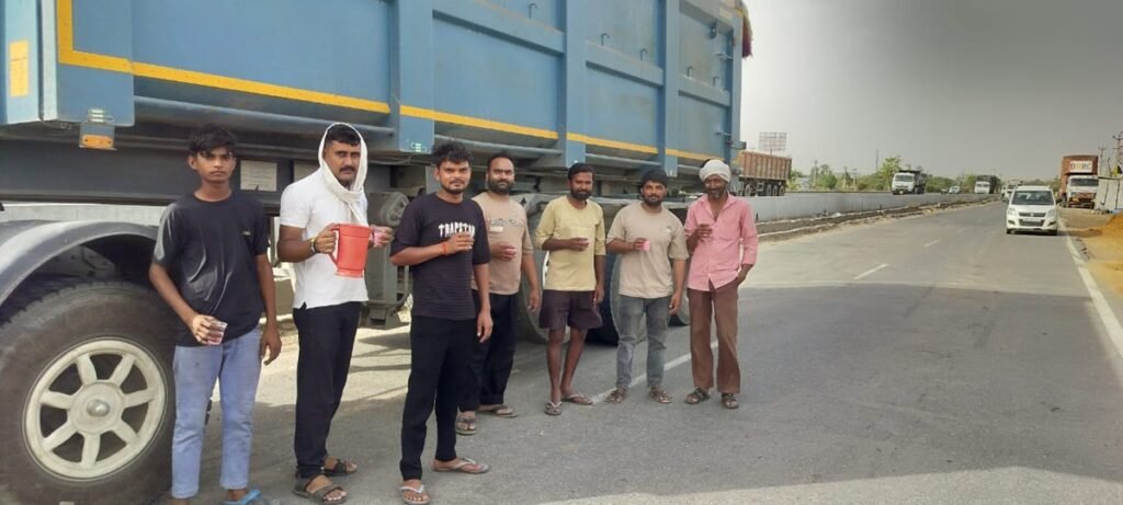 Dharuhera News: मीठे जल की छबील लगाकर राहगीरों की बुझाई प्यास