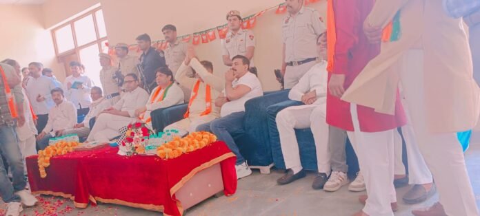 धारूहेड़ा: गुरूग्राम के विधायक मुकेश शर्मा ने चेयरमैन प्रत्याशी अजय जांगडा के लिए धारूहेडा में मांगे वोट