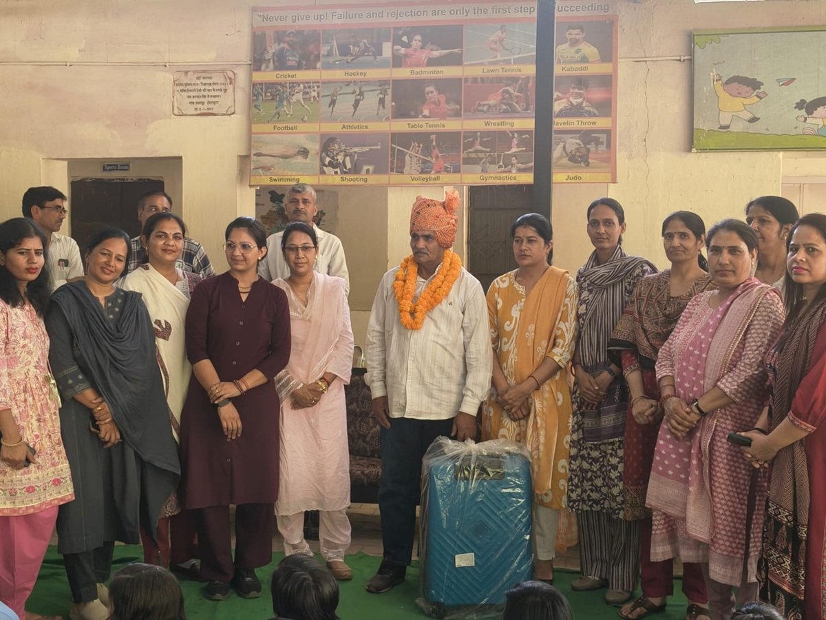 लिपिक मनोज बाबू की सेवानिवृत्त दी भावभिनी विदाई