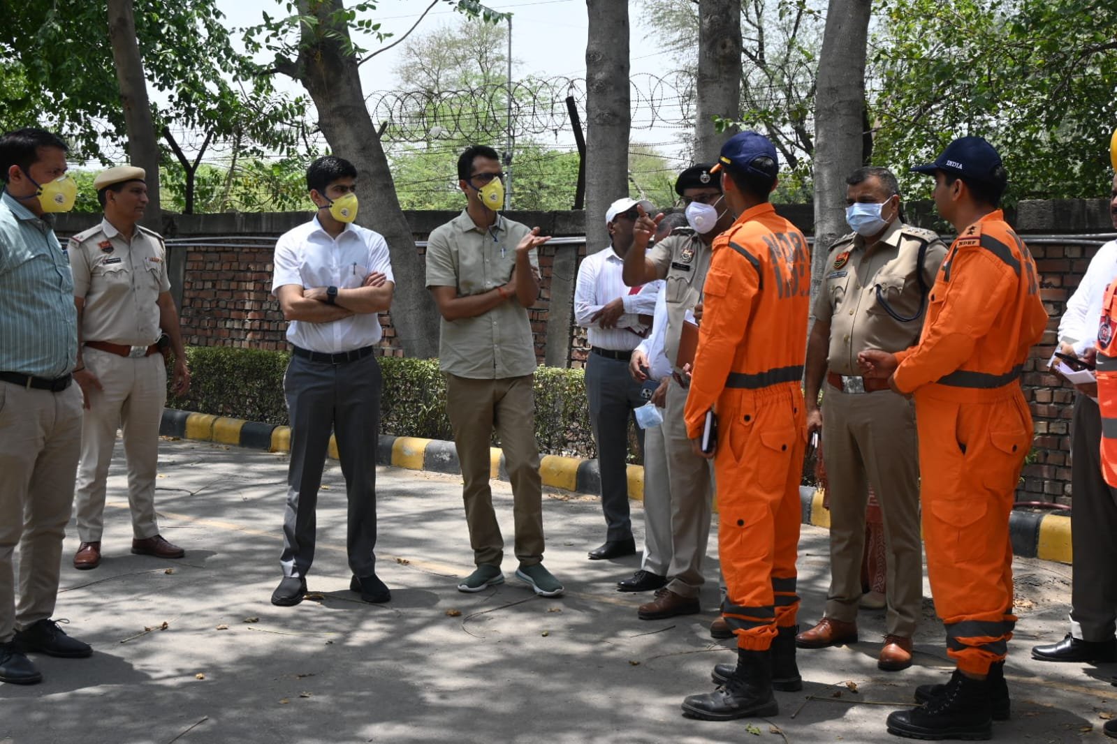 GLS Fire: NDRF की टीमो ने संभाला मोर्चा, एसपी और डीसी ने लिया स्थिति का जायजा